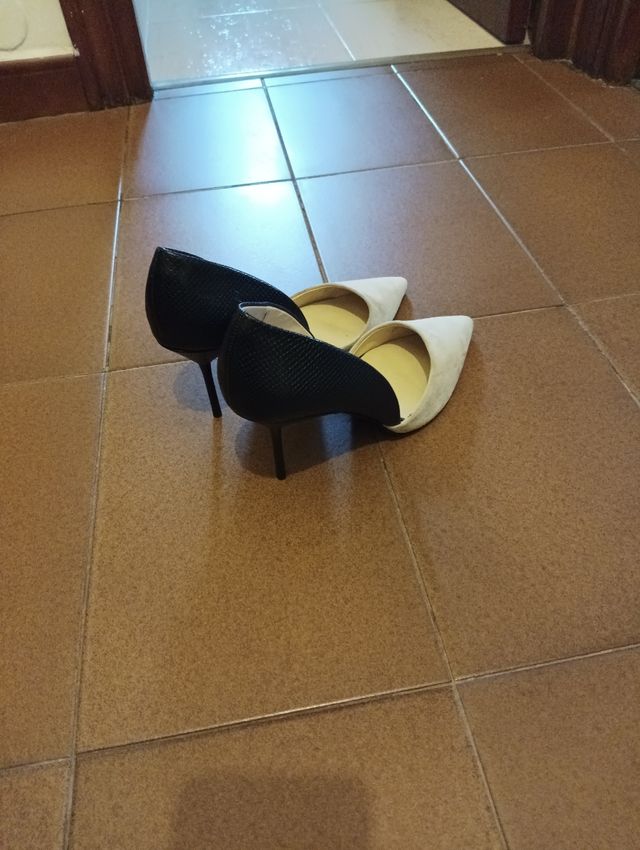 Zapatos tacón Zara.