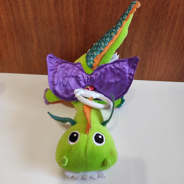 Peluche con movimiento Lamaze Dragon alas magicas.
