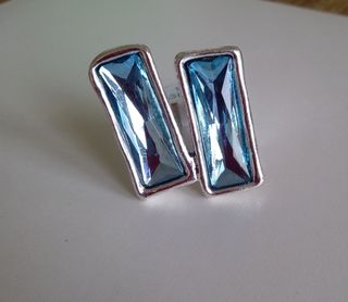 Anillo plateado azul.