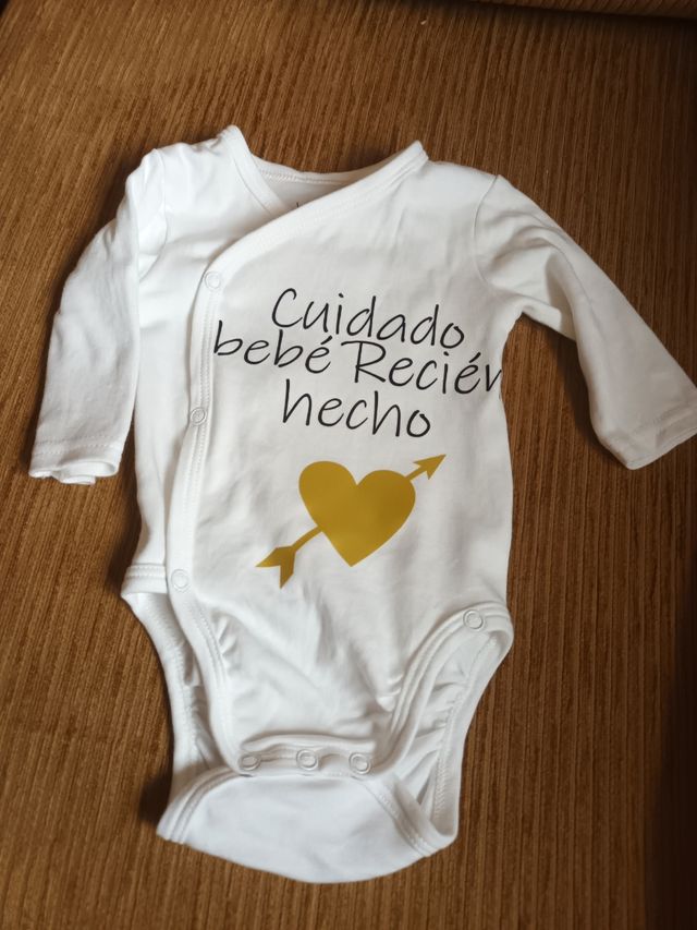 Body personalizado "cuidado bebe recién hecho"