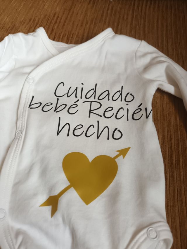 Body personalizado "cuidado bebe recién hecho"