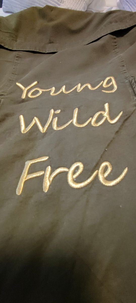 Cazadora caqui con bordado en espalda