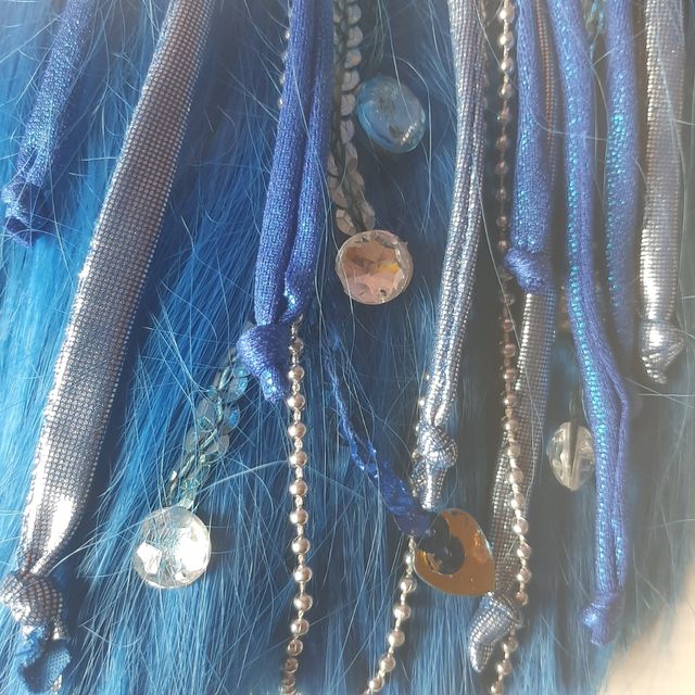 Peluca con pedrería y abalorios 