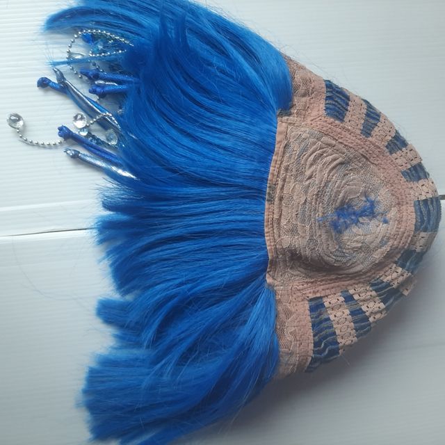 Peluca con pedrería y abalorios 