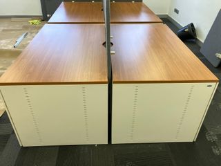 Mesa doble Ofita con panel acústico