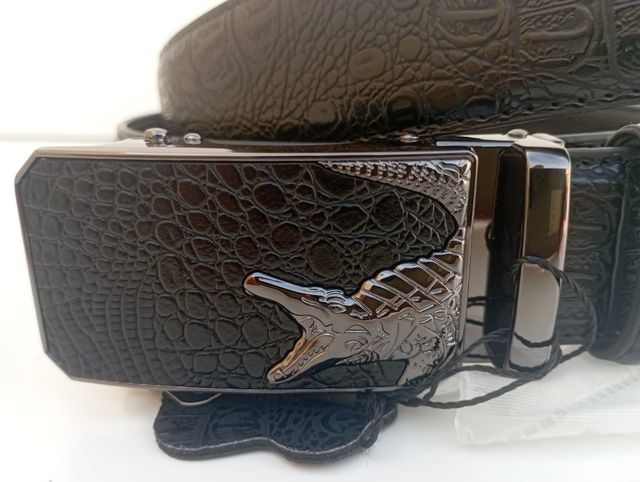 Cinturón negro hebilla cocodrilo
