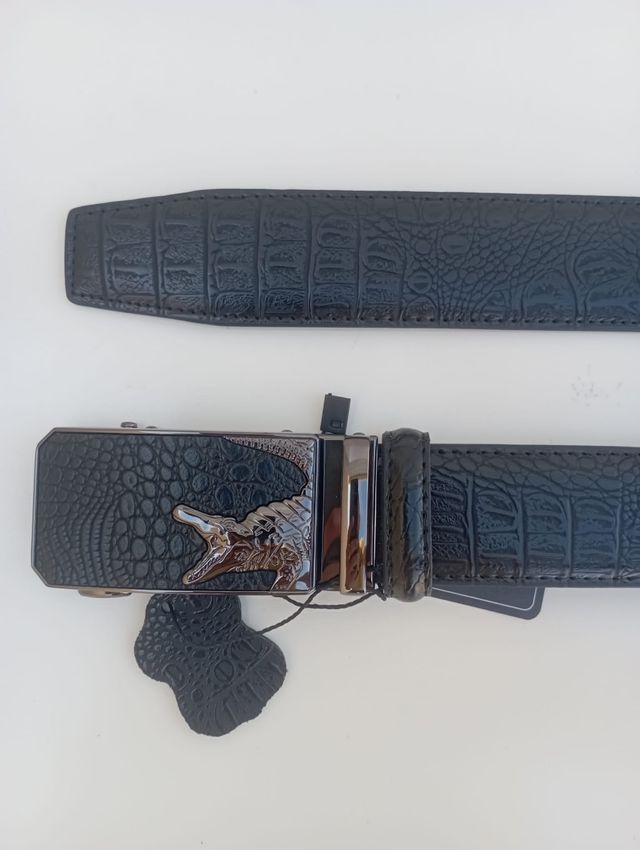 Cinturón negro hebilla cocodrilo