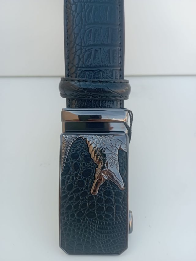 Cinturón negro hebilla cocodrilo
