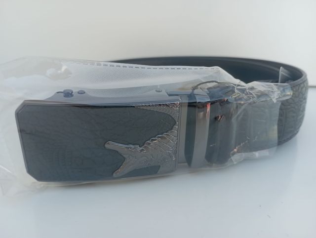 Cinturón negro hebilla cocodrilo
