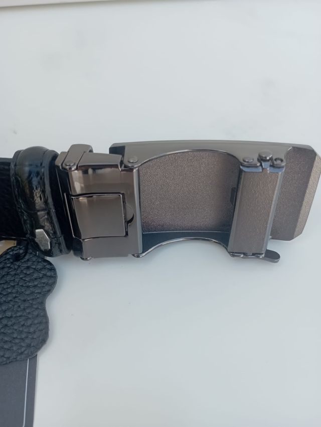 Cinturón negro hebilla cocodrilo