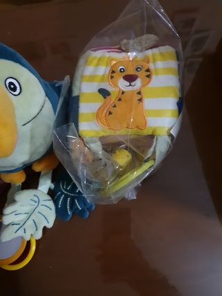 Peluche tucan y cubo sensorial bebe