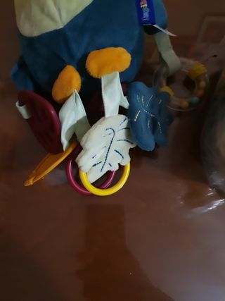 Peluche tucan y cubo sensorial bebe