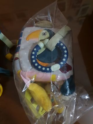 Peluche tucan y cubo sensorial bebe