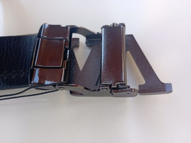 Cinturón hombre negro hebilla V