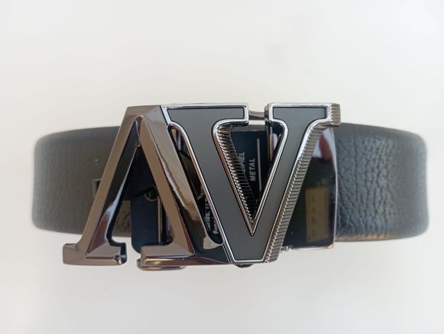 Cinturón hombre negro hebilla V