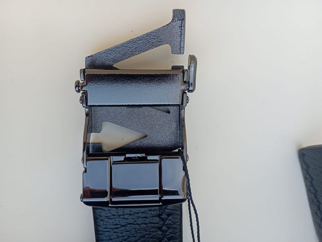 Cinturón hombre negro hebilla V