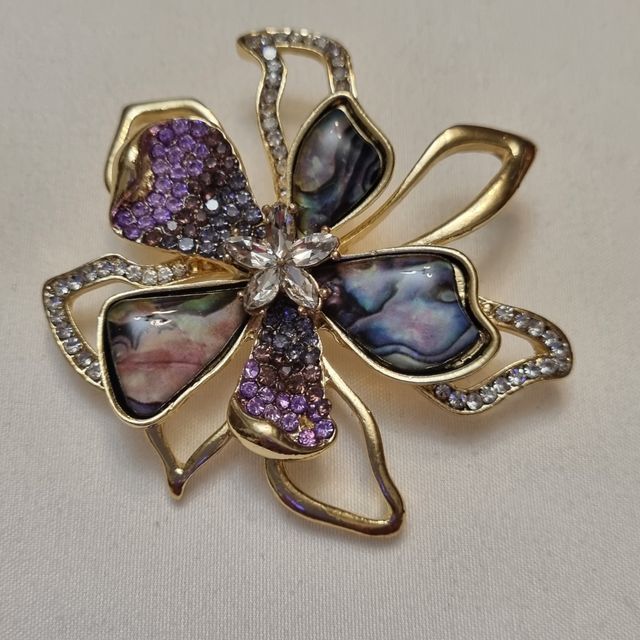 Precioso broche en pedreria NUEVO