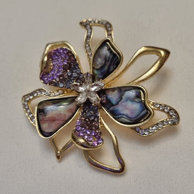 Precioso broche en pedreria NUEVO