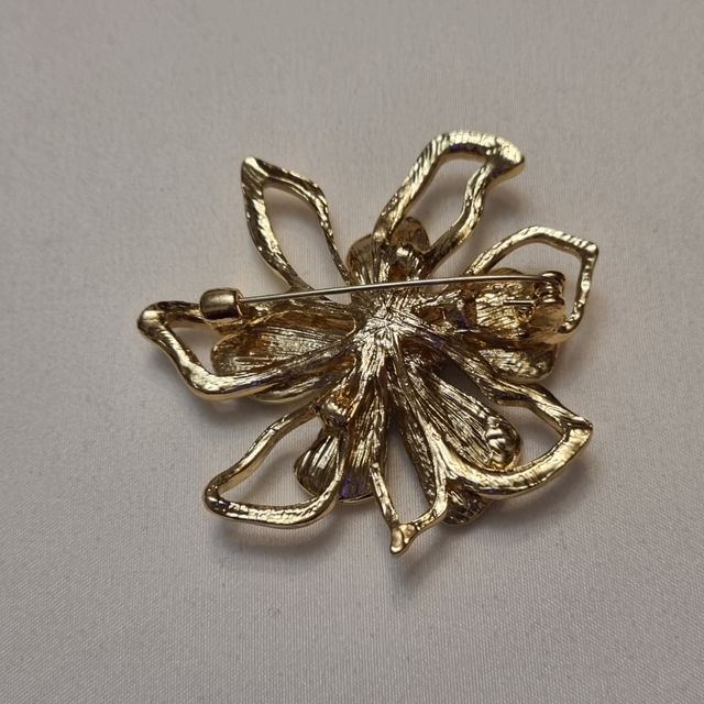 Precioso broche en pedreria NUEVO