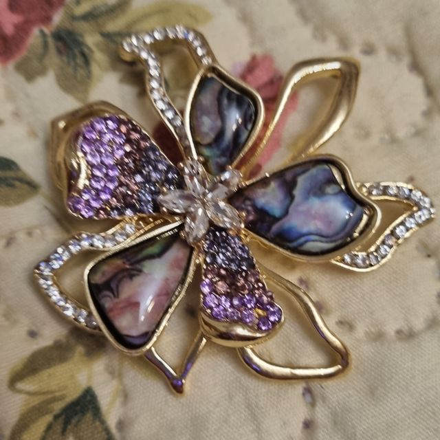 Precioso broche en pedreria NUEVO