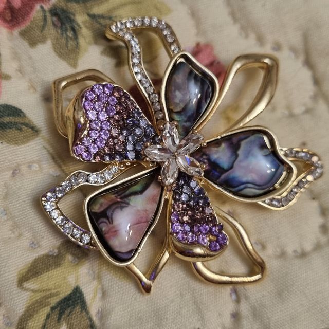 Precioso broche en pedreria NUEVO