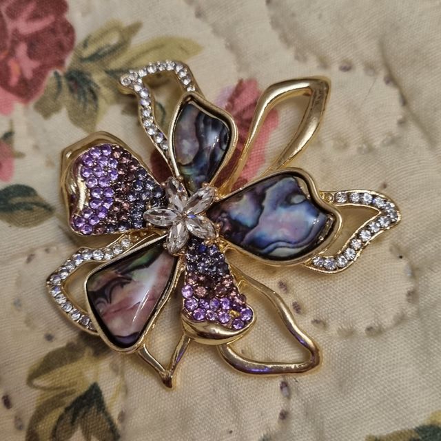 Precioso broche en pedreria NUEVO