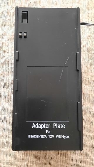 Cargador para varios tipos de batería y cámaras.