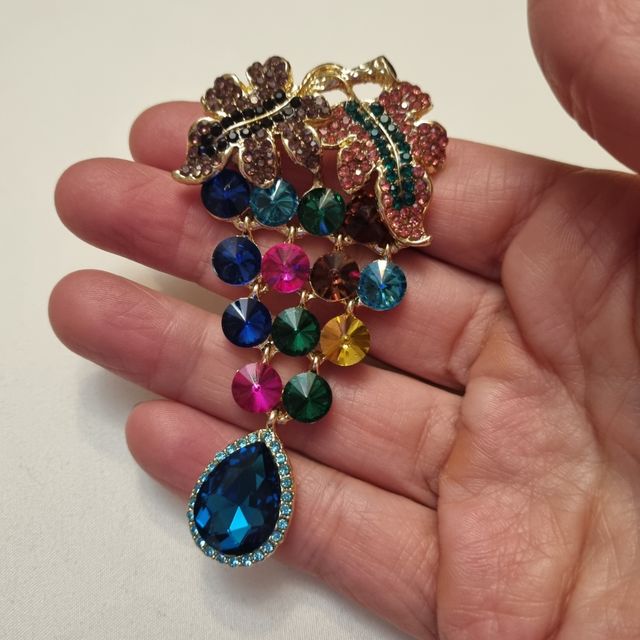 Majestuoso broche racimo uvas pedrería