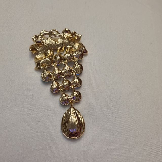 Majestuoso broche racimo uvas pedrería