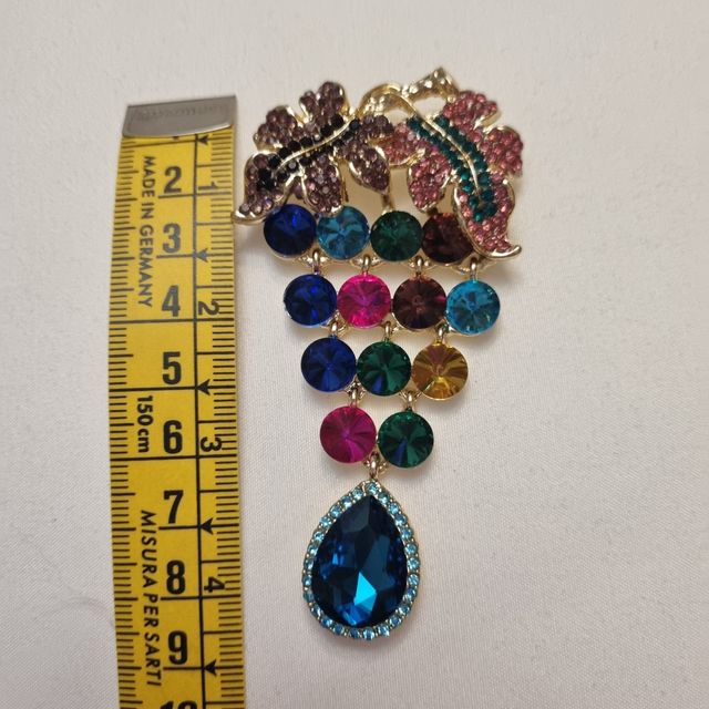 Majestuoso broche racimo uvas pedrería