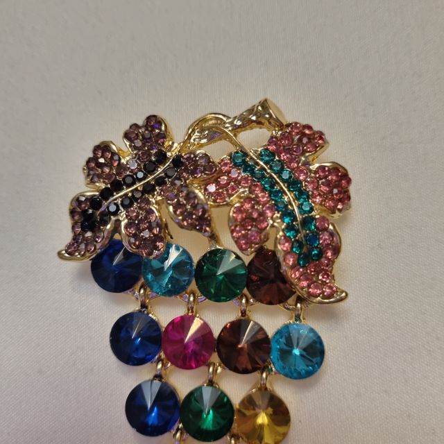 Majestuoso broche racimo uvas pedrería