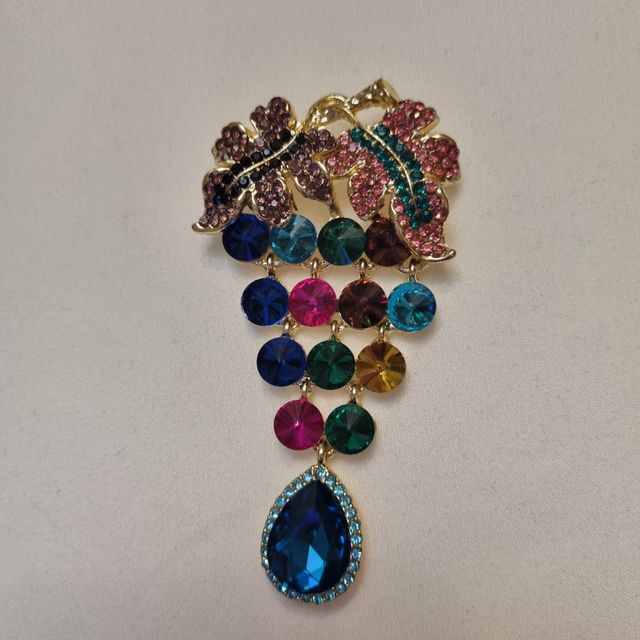 Majestuoso broche racimo uvas pedrería