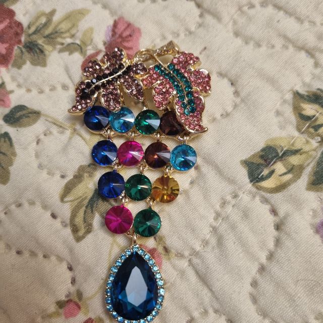 Majestuoso broche racimo uvas pedrería