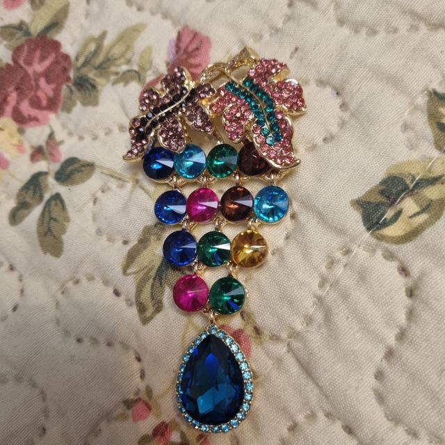 Majestuoso broche racimo uvas pedrería