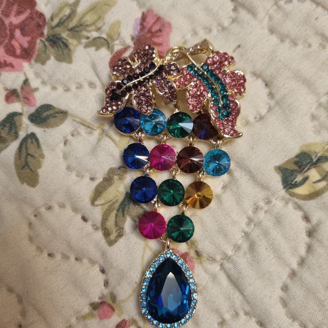 Majestuoso broche racimo uvas pedrería