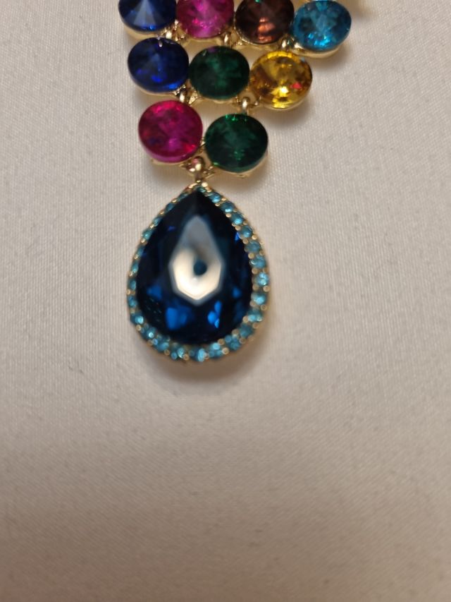 Majestuoso broche racimo uvas pedrería