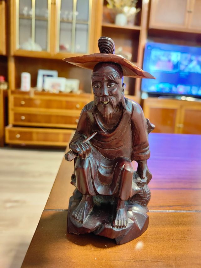 Figura palo rosa asiático con sombrero