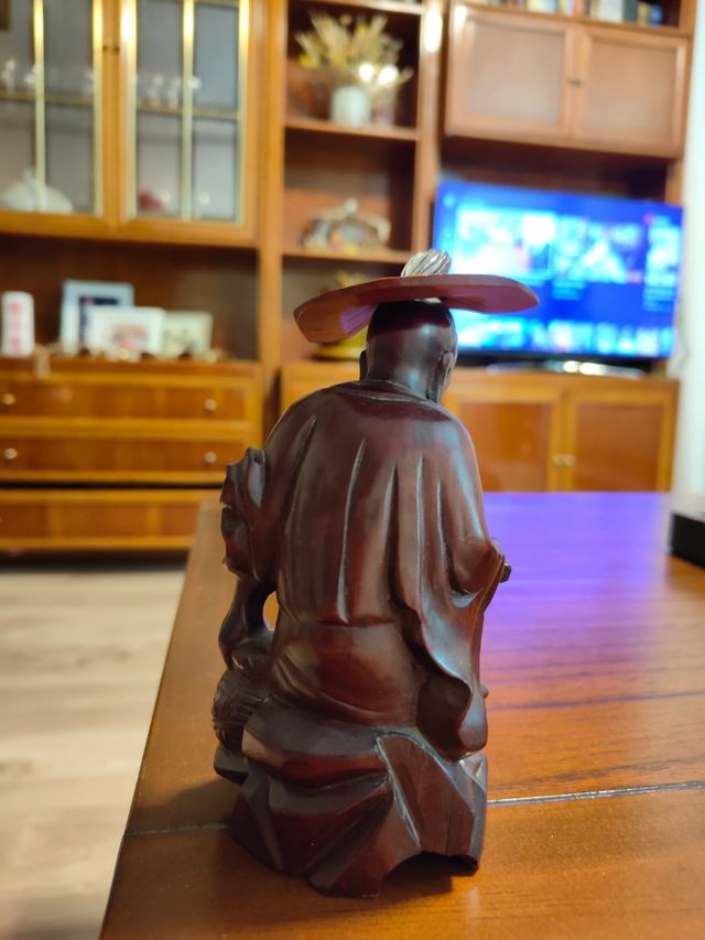 Figura palo rosa asiático con sombrero