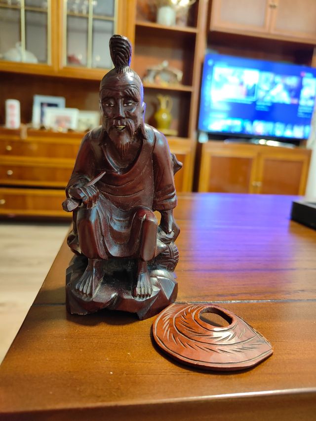 Figura palo rosa asiático con sombrero