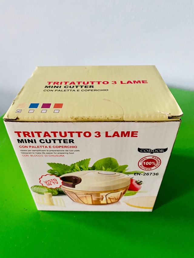 Tritatutto, sbattitore manuale. Nuovo e sigillato.