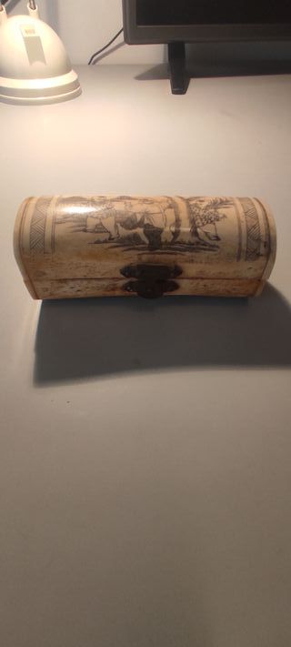 Caja hueso ,gravada