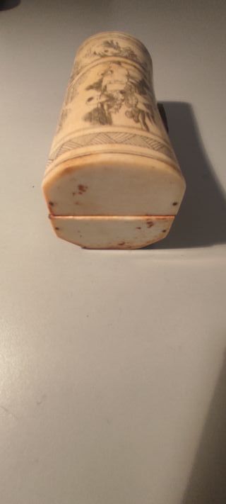 Caja hueso ,gravada
