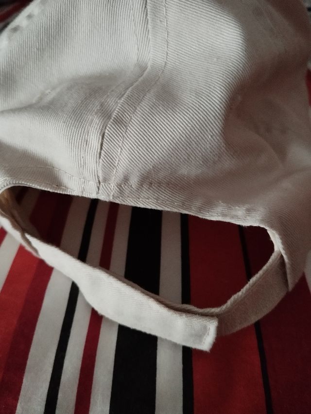 Gorra  con la letra L 