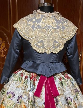 Manteleta y delantal de fallera