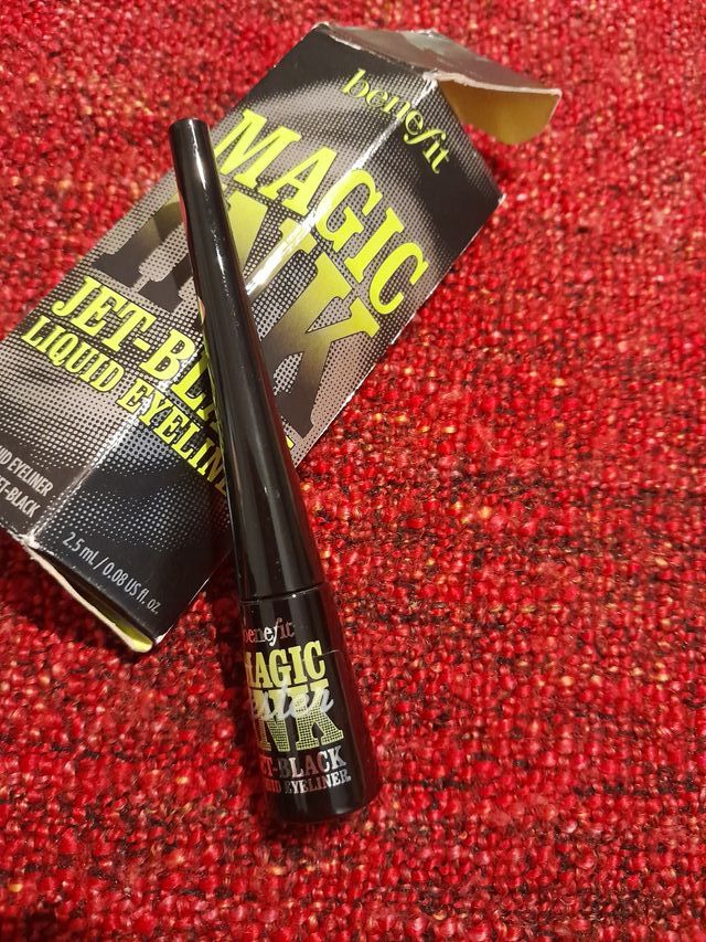 Eyeliner líquido negro Benefit