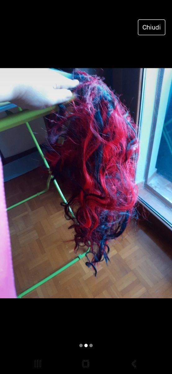 Parrucca nera con ciocche rosse