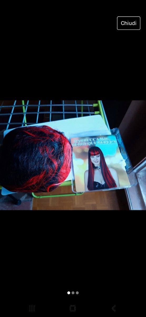 Parrucca nera con ciocche rosse