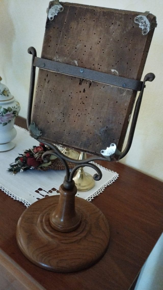 Vecchio specchio da toeletta