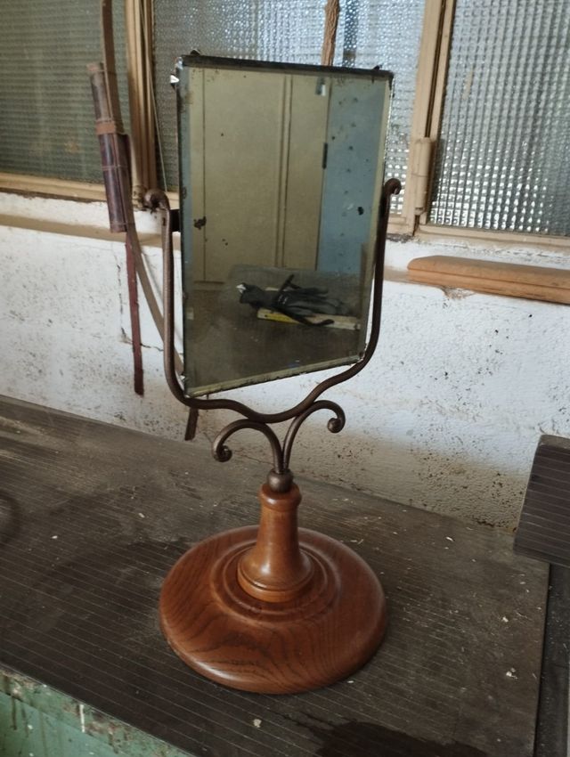 Vecchio specchio da toeletta