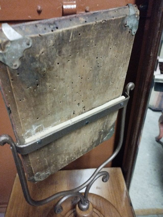 Vecchio specchio da toeletta